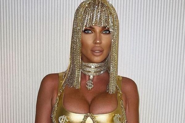 AUU KARLEUŠA ŠTA NAM TO RADIŠ? Diva obukla NAJPROVOKATIVNIJU HALJINU na svetu, SVE VIRI i SVE SE VIDI!