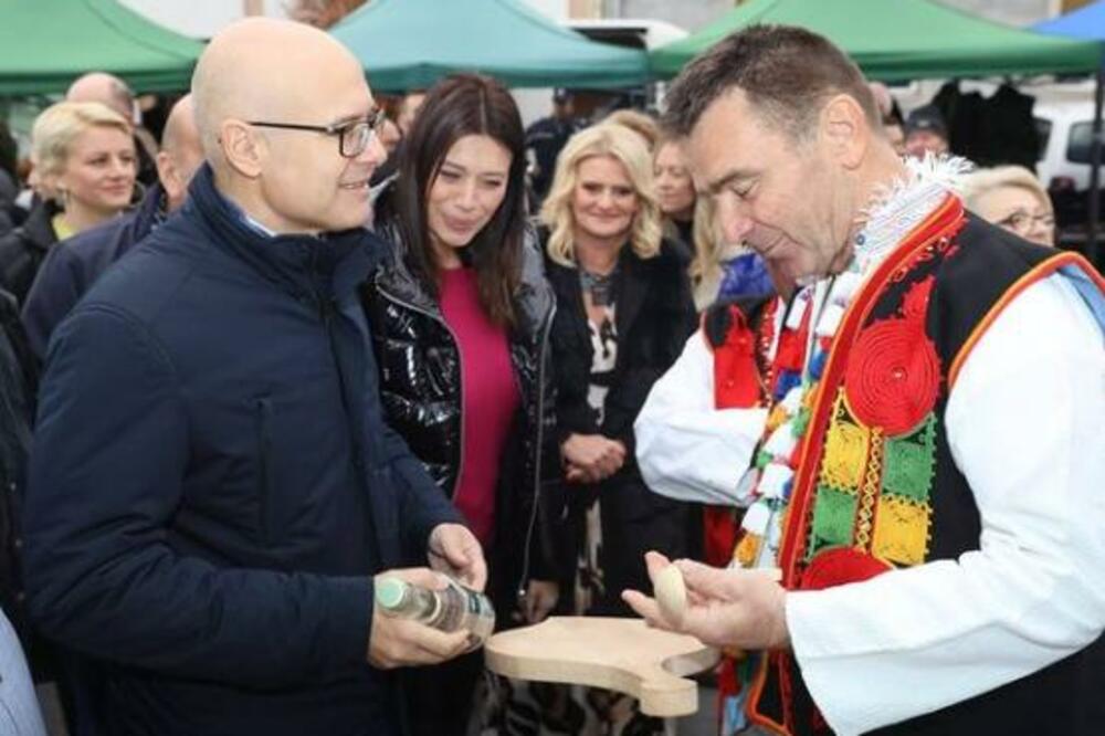 GRADONAČELNIK NOVOG SADA NA FUTOŠKOJ KUPUSIJADI: Treba da budemo ponosni na naše autohtone PROIZVODE