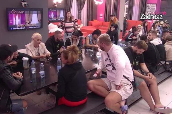 HAOS ZA CRNIM STOLOM! ZADRUGARI NE PRESTAJU DA SE SVAĐAJU: Ana i Beli ušli u ŽESTOK OKRŠAJ! (VIDEO)