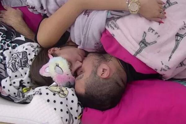 DALILA I CAR NE MOGU DA SE ODLEPE JEDNO OD DRUGOG: Na korak do vrele akcije! (VIDEO)