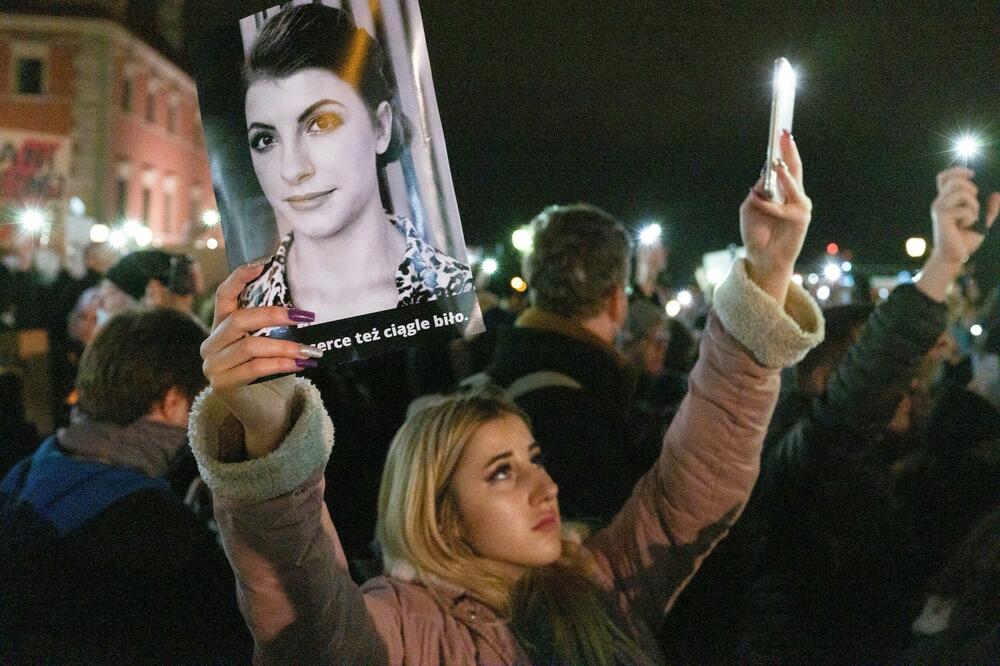 PROTESTI U POLJSKOJ ZBOG ZAKONA O ABORTUSU: Demonstranti sa svećama i transparentima marširaju ulicama! (FOTO)