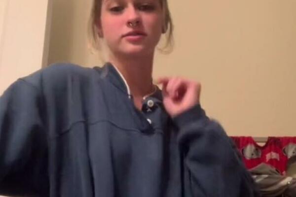 AU, ŠTA JOJ URADI: Preko čitavih leđa tetovirala ime DEČKA koji ju je nedelju dana kasnije OSTAVIO! (VIDEO)