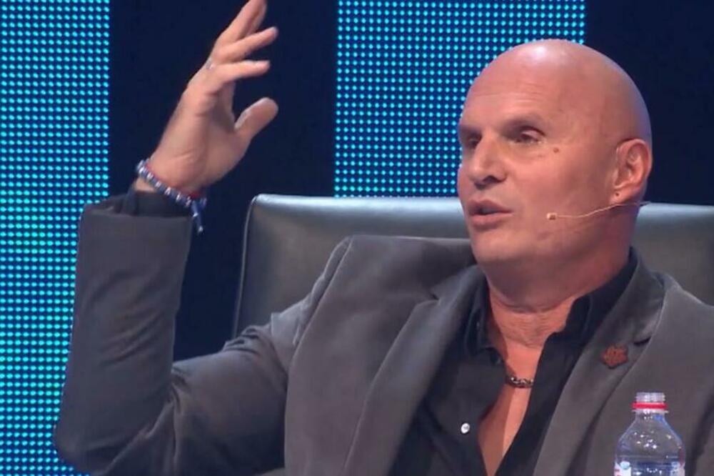 MILI SNIMA SVOJU TAKMIČARKU KAKO PLAČE I SVE KAČI JAVNO: Da li je ovo BIZARNO?