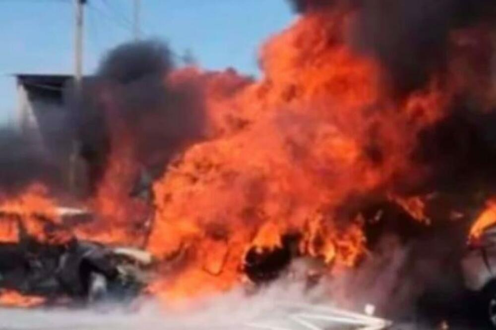 STRAVA I UŽAS U MEKSIKU: U udesu kamiona i automobila POGINULO najmanje 19 osoba!