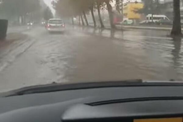 KATAKLIZMA U NOVOM SADU: Automobili voze kroz VODU, VLADA OPŠTI HAOS (VIDEO)