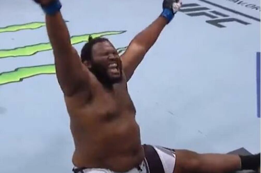 NAPRAVIO ŠOU NAKON NOKAUTA PROTIVNIKA: "Meda" od 130 kg se radovao kao malo dete!