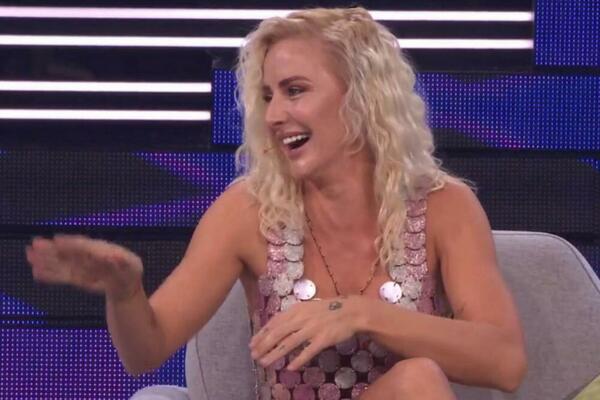 MILICA DABOVIĆ SE SKINULA ZA BADNJE VEČE: Pokazala kakve su joj obline!