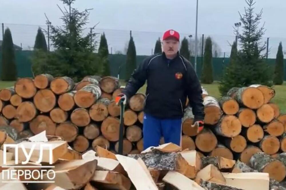 "NE SEKIRAJTE SE"! LUKAŠENKO OTKRIO ODAKLE CRPI SNAGU I ENERGIJU: U 6 ujutru cepa drva, a uveče... (VIDEO)