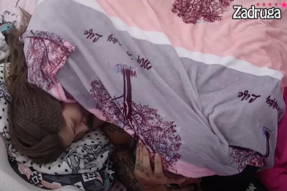 KAKAV RIJALITI OBRT! Filip Dalili pomenuo MAJU ispod pokrivača, a onda ona njemu ODBRUSILA: "Deki je NAJBOLJI"