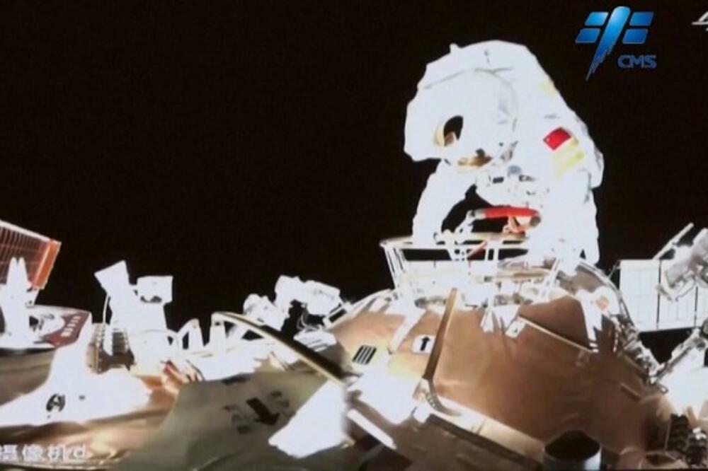 KINESKI TAJKONAUTI IZVRŠILI PRVU MISIJU VAN VOZILA: Cilj je izgradnja svemirske stanice