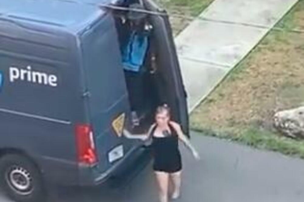 DOSTAVLJAČ UHVAĆEN U AKCIJI SA DEVOJKOM USRED SMENE: Kad je ovo snimljeno, MOMENTALNO je popio otkaz! (VIDEO)