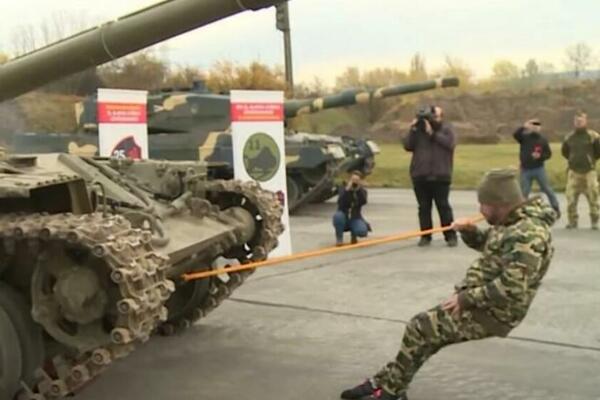 ZUBIMA VUKAO TENK TEŽAK PREKO 40 TONA: Ovo čak i nije najveće DOSTIGNUĆE "mađarskog Popaja"! (VIDEO)