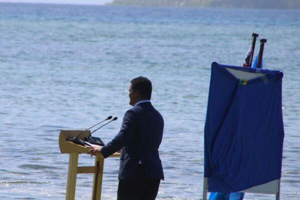 SNAŽNA PORUKA SVETSKIM LIDERIMA: Ministar pacifičkog ostrva se obratio UN dok je stajao do kolena u vodi (FOTO)