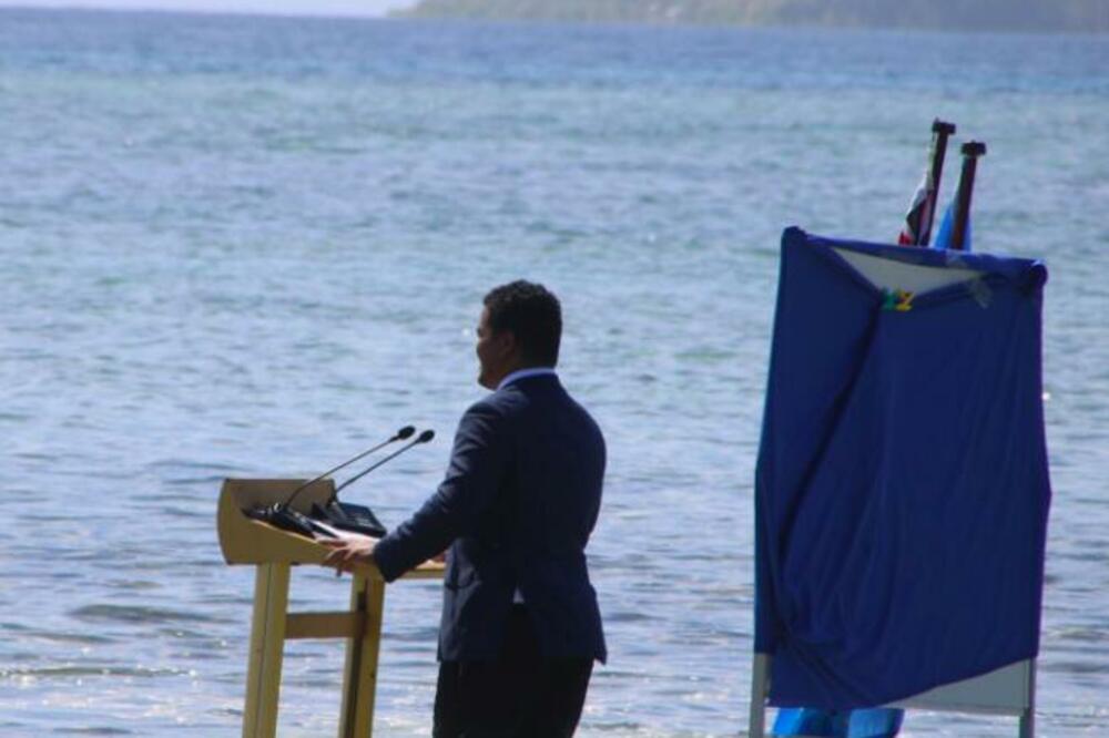 SNAŽNA PORUKA SVETSKIM LIDERIMA: Ministar pacifičkog ostrva se obratio UN dok je stajao do kolena u vodi (FOTO)