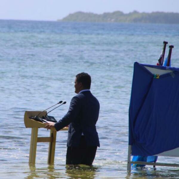 SNAŽNA PORUKA SVETSKIM LIDERIMA: Ministar pacifičkog ostrva se obratio UN dok je stajao do kolena u vodi (FOTO)