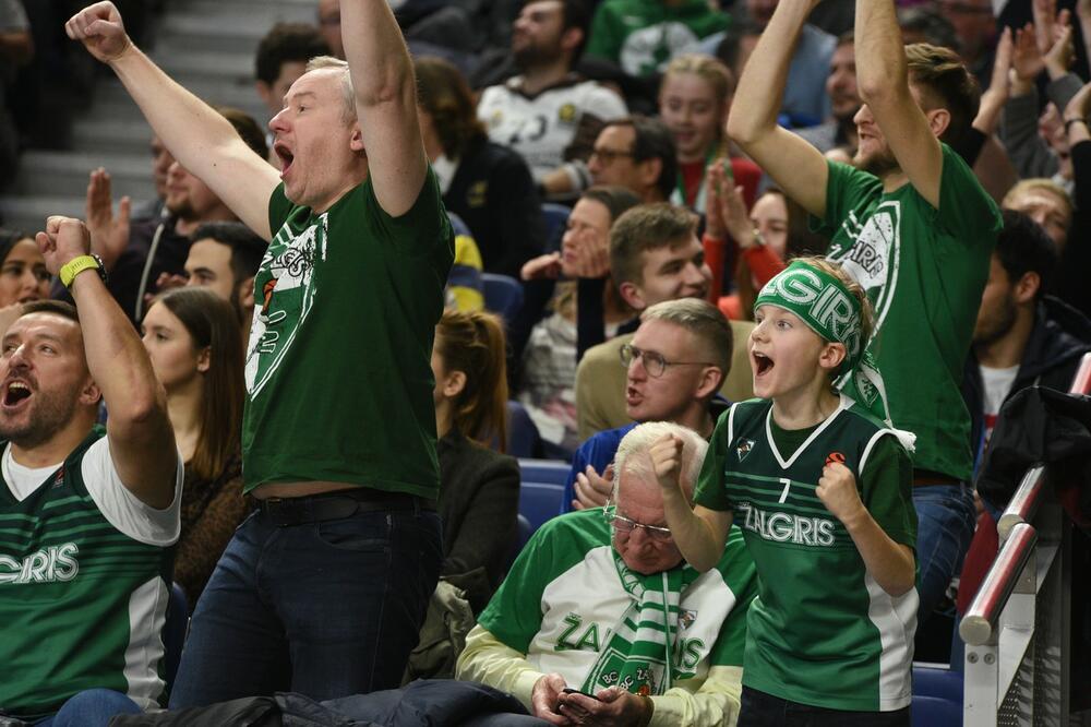TAKO SE VOLI KLUB: Navijači Žalgirisa na neverovatan način dali podršku igračima! (VIDEO)