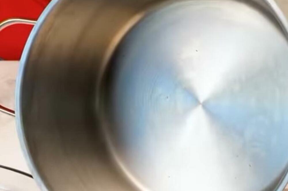 OVAJ ZAČIN ČISTI SVE ZAGORELE TIGANJE I ŠERPE BEZ RIBANJA: Već ga svi IMATE U KUHINJI