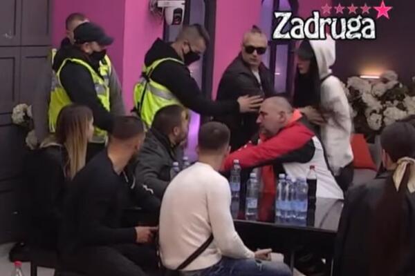 OBEZBEĐENJE ULETELO U ZADRUGU: Njih dvojica počeli BRUTALNU SVAĐU, a onda ga je ovaj SKINUO! (VIDEO)