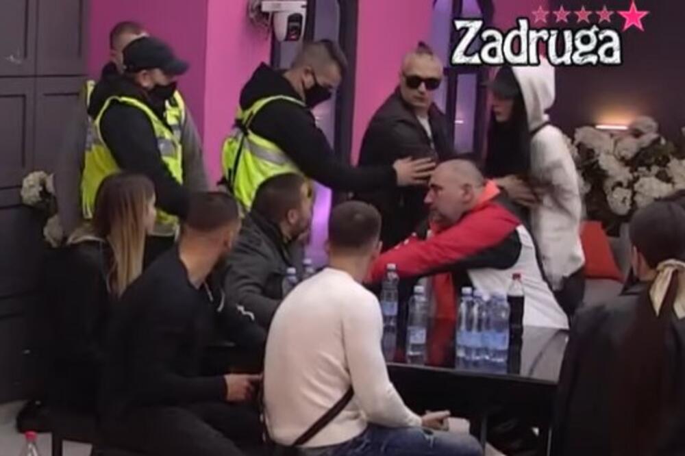 OBEZBEĐENJE ODMAH ULETELO: Zadrugar skočio i počeo da poliva Marijanu, gađao je i flašama! (VIDEO)