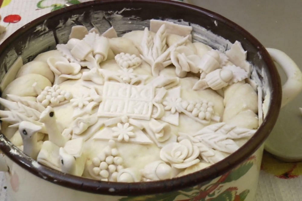 PRAVOSLAVNI OBIČAJ KOJI BI TREBALO DA ZNATE: Šta UKRASI na SLAVSKOM KOLAČU predstavljaju i zbog čega su VAŽNI?