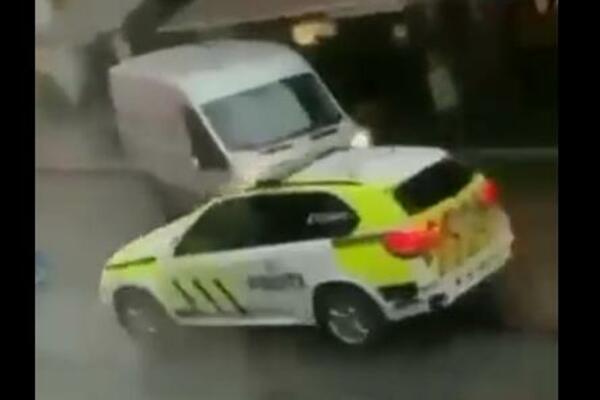 DRAMA U NORVEŠKOJ! Polunagi napadač nožem ubadao prolaznike, na muškarca ispaljeno nekoliko hitaca (FOTO/VIDEO)