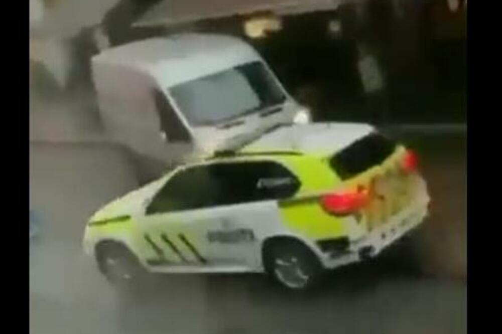 DRAMA U NORVEŠKOJ! Polunagi napadač nožem ubadao prolaznike, na muškarca ispaljeno nekoliko hitaca (FOTO/VIDEO)