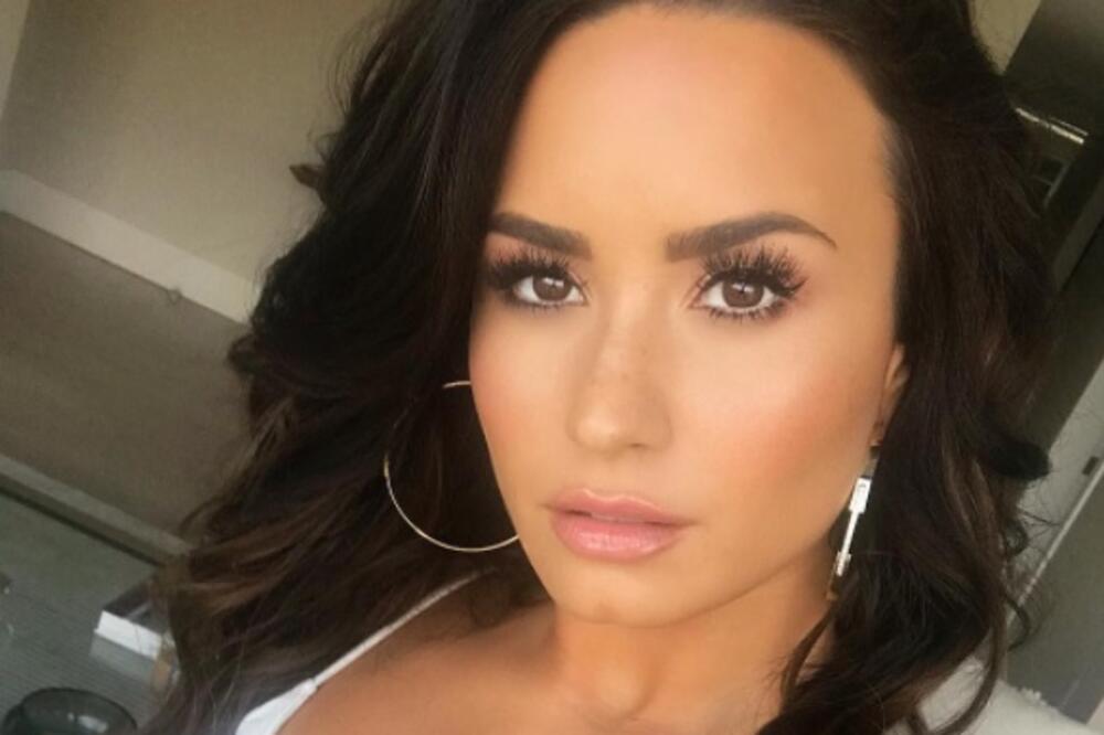 MA DA LI JE MOGUĆE? Pevačica se bacila u PERVERZNI BIZNIS, objava sa VIBRATOROM u RUCI munjevito se deli! (FOTO)