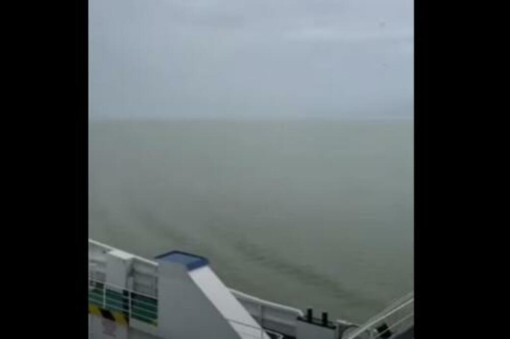 ŠTA SE DEŠAVA SA MOREM U HRVATSKOJ? Voda promenila boju, građani u neverici (FOTO/VIDEO)