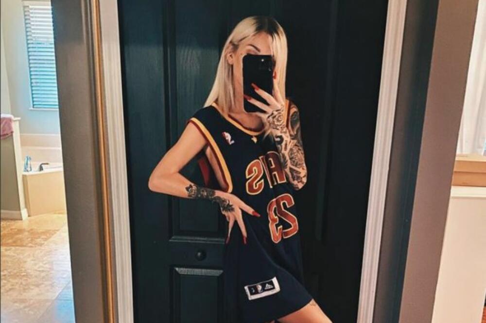 ZBOG KONTROVERZNIH FOTKI NA SAJTU ZA ODRASLE MAJCI ZABRANJENO DA VOLONTIRA U ŠKOLI: Spremila SUROVU osvetu (FOTO)