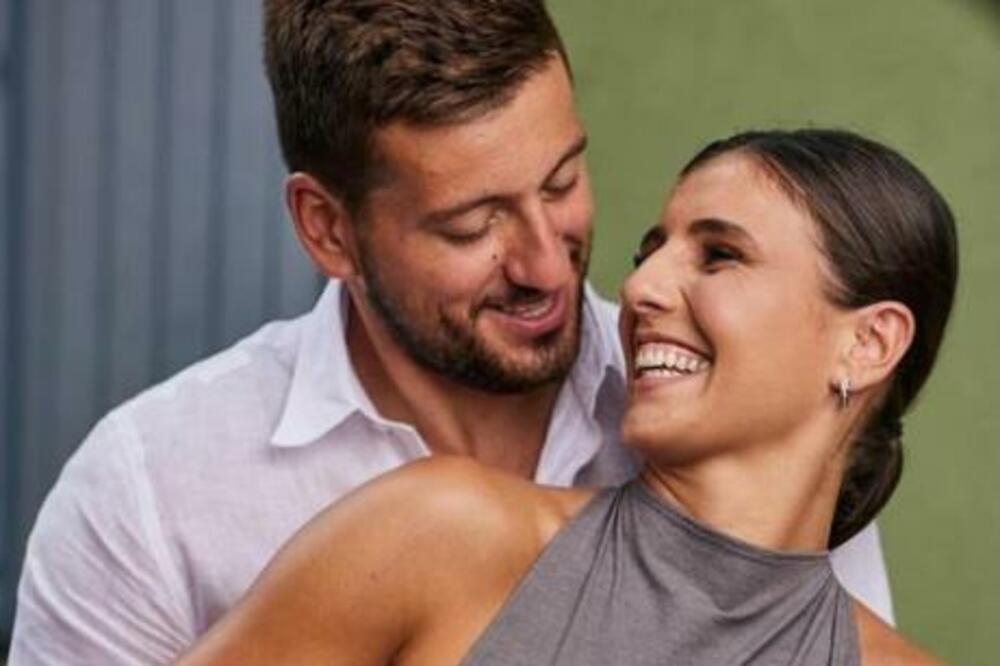 SREĆI NEMA KRAJA: Vaterpolista zaprosio košarkašicu Anu Dabović (FOTO)