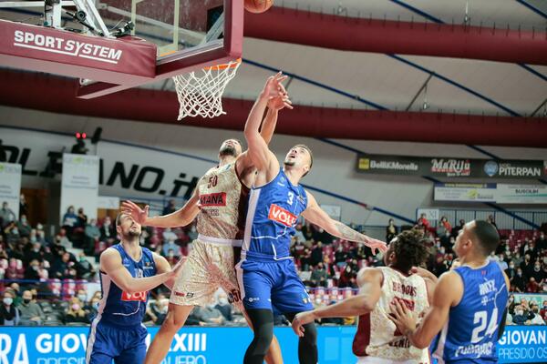 MORALO JE JEDNOM DA STANE: Venecija prekinula perfektan start Džikićevog tima (FOTO)