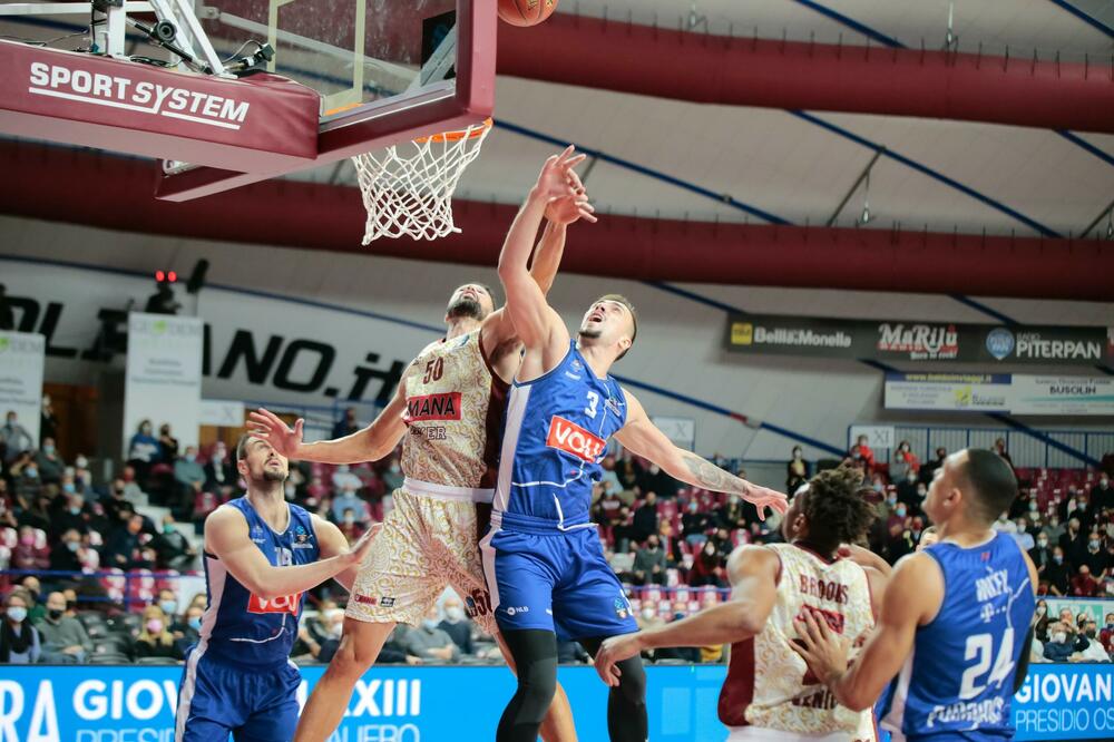 MORALO JE JEDNOM DA STANE: Venecija prekinula perfektan start Džikićevog tima (FOTO)