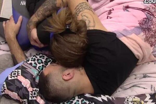 DALILA I CAR PALI JEDNO DRUGOM U STRASTVENI ZAGRLJAJ: Posle svađe sve je slađe! (VIDEO)