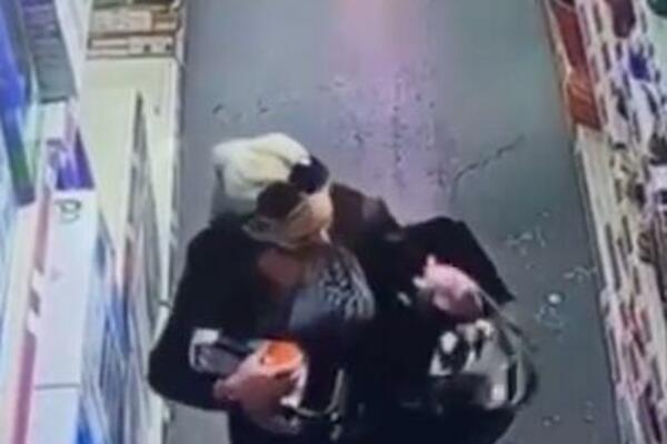 NESVAKIDAŠNJA KRAĐA: Svi ostali ZATEČENI kada su videli šta je žena pokušala da sakrije u GAĆAMA, NEVERICA! (VIDEO)