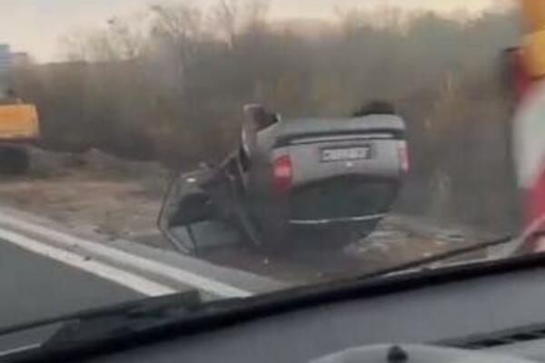 STRAŠAN PRIZOR KOD ORLOVAČE! Vozač sleteo sa puta, na mesto gde se izvode radovi, ZAVRŠIO NA KROVU (FOTO) (VIDEO)