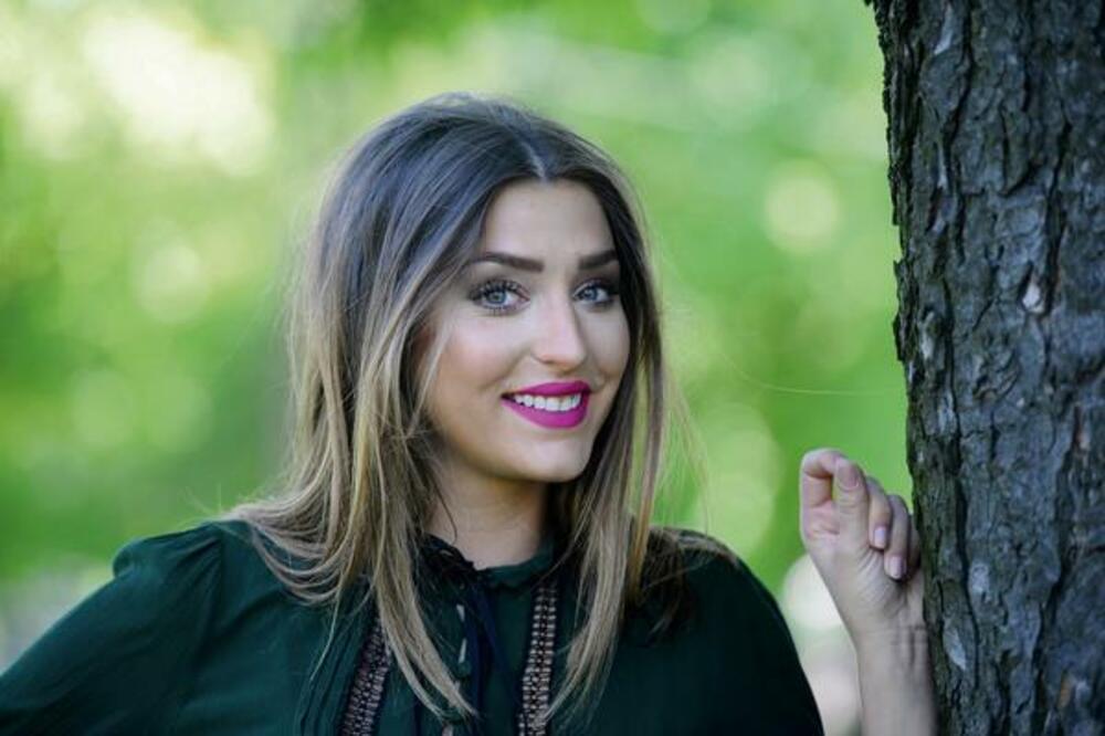 KAKAV PREOKRET! Poznata glumica prelazi u PEVAČICE: "Muzika je nešto što me oduvek prati!"