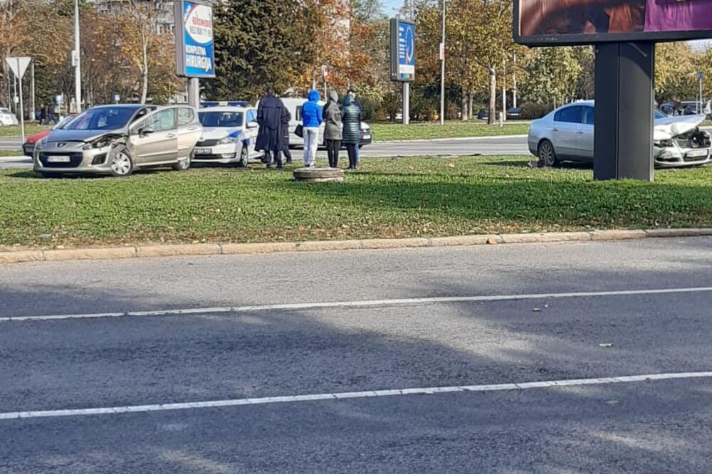 SAOBRAĆAJKA NA KRUŽNOM TOKU NA NOVOM BEOGRADU! Oba vozila uništena (FOTO)