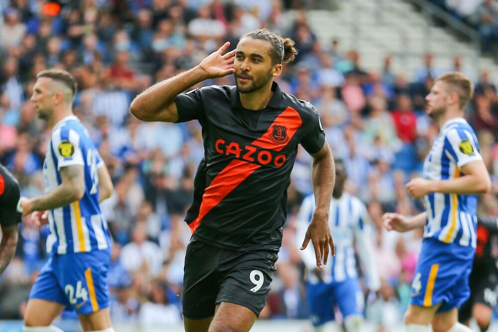 KAKO JE 'MUŽENSTVEN': As Engleske SPRDNJA navijača zbog modne kombinacije - "IZGLEDAŠ KAO ŠKOLARKA"! (FOTO)