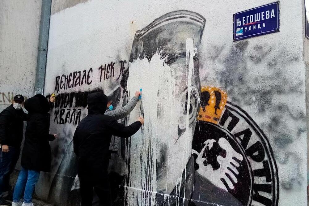 DONELI VODU I KRPE: Grupa mladića pokušava da očisti mural Ratku Mladiću (FOTO)