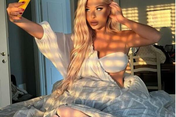 SEVNULA BOMBASTIČNA ANDREINA FOTKA, OGROMNE GRUDI U PRVOM PLANU: Pevačica DETONIRALA INSTAGRAM, kadar je BAŠ VRUĆ!