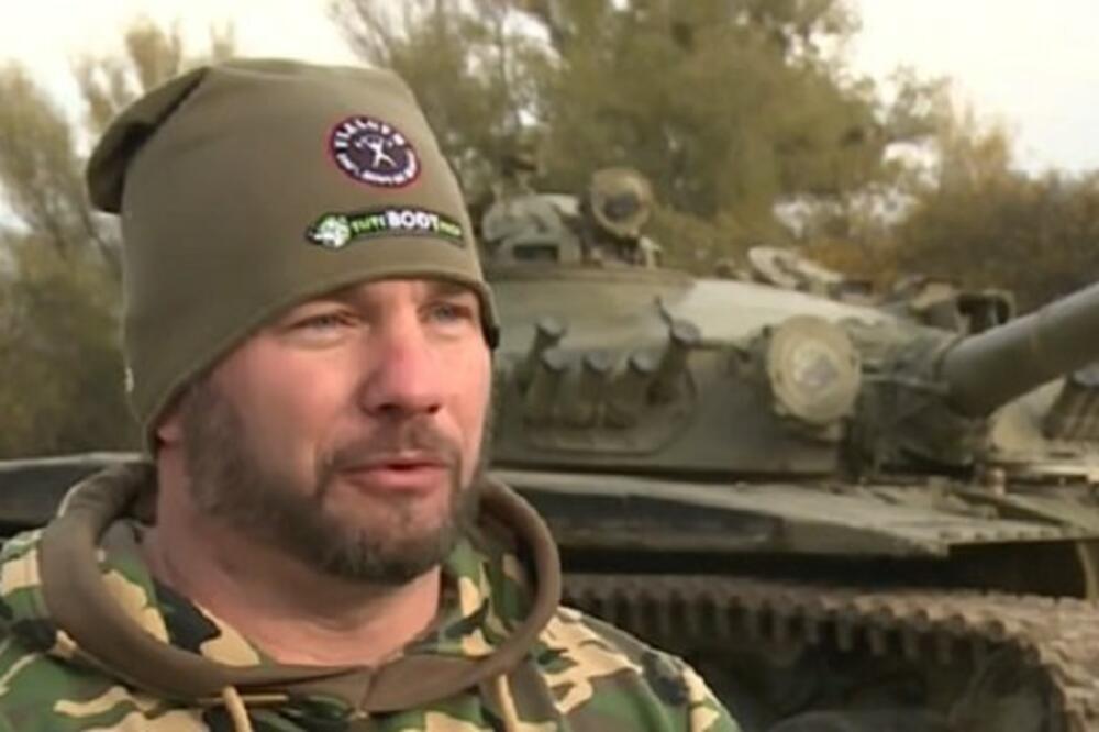 ČOVEK STAO ISPRED TENKA I URADIO PROSTO NEVEROVATNU STVAR: Gledamo i NE VERUJEMO, AU (VIDEO)