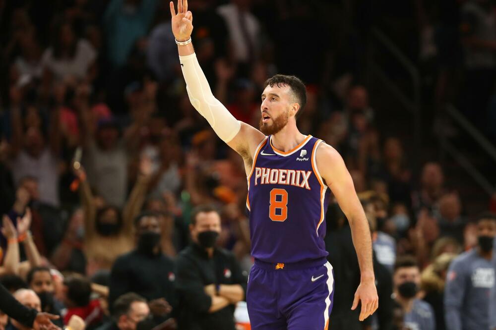 PRIČALO SE DA ĆE IGRATI ZA SRBIJU: Fantastičnim partijama sve se više preporučuje selektoru Pešiću (FOTO)