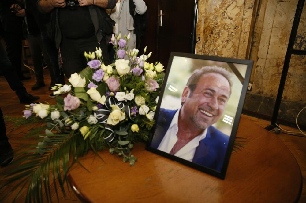 PRETEŠKA SCENA NA MARINKOVOM ISPRAĆAJU: Slavica se slomila kada je videla pevačeve slike, PLAČ I BOL! (FOTO)