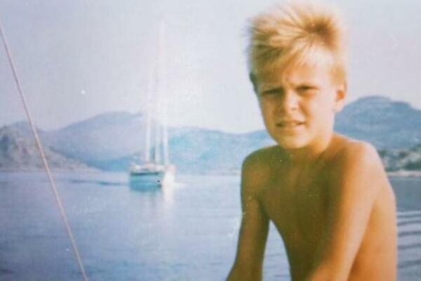 DA LI ZNATE KO JE DEČAK SA FOTOGRAFIJE? Danas je OPASAN ŠMEKER i pravi MILJENIK ŽENA