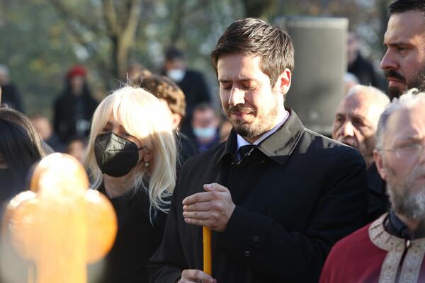 POČELO OPELO ZA MARINKA: NIKOLA ROKVIĆ SVE VREME GLEDA U NEBO I PLAČE, SLAVICA SE DRŽI ZA GRUDI! Potresna scena