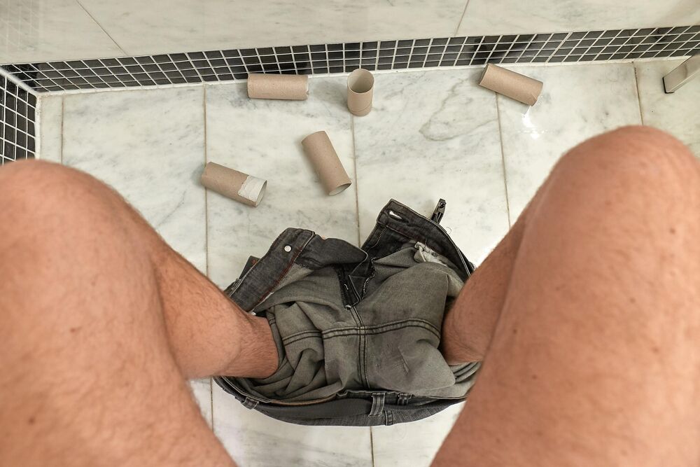 Muškarac na wc šolji