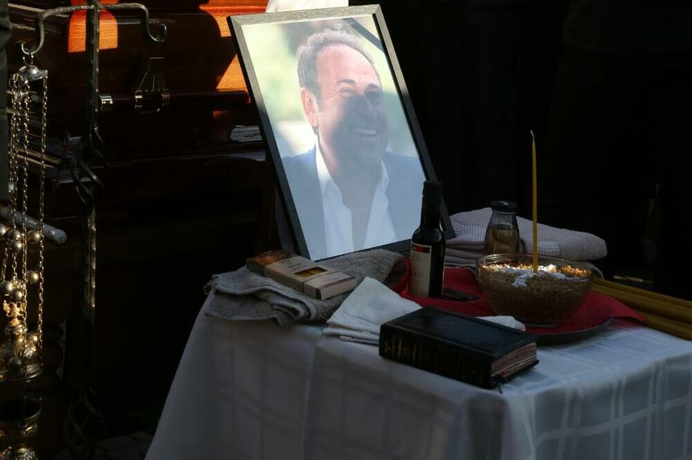 PORODICA ROKVIĆ JE VEOMA POBOŽNA! Ovi SIMBOLI su se našli na OPELU legendarnog pevača! (FOTO)