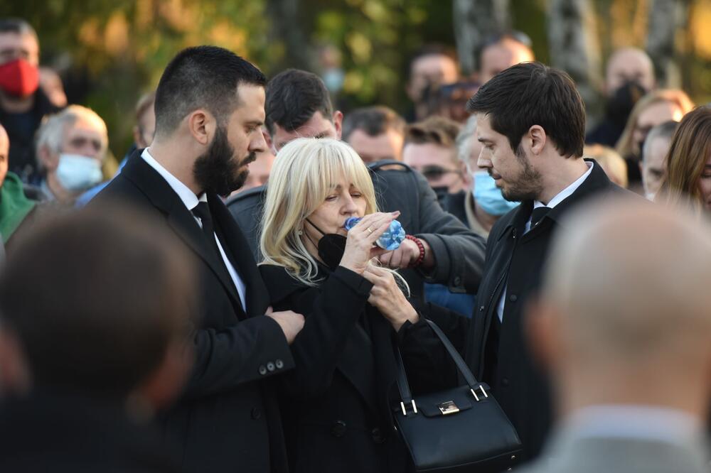 GOVOR SINA NIKOLE ISTOPIĆE I NAJTVRĐA SRCA! Žena Marinka Rokvića VAN SEBE, dodaju joj VODU da se povrati!