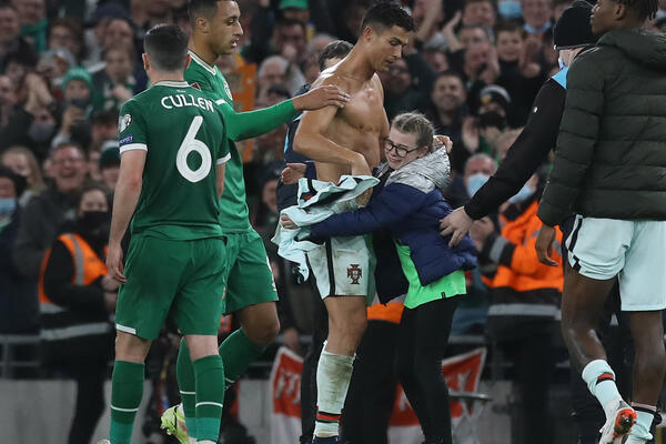 BIZARNO, ALI PRAVILA SU PRAVILA: Devojčica kojoj je Ronaldo dao dres - KAŽNJENA!