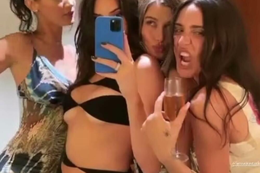 MANEKENKE SKORO PA GOLE DOŠLE NA SVADBU, SVI ZABORAVILI NA MLADU:Mnogi se pitaju kako su GRUDI ostale na MESTU FOTO